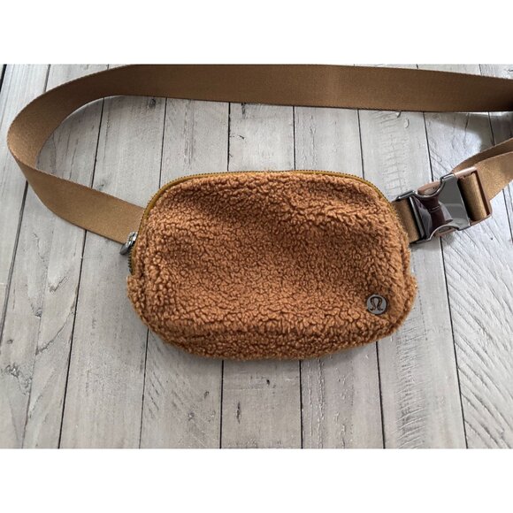 Lululemon Everywhere Fleece Belt Bag Burnt Caramel - Picture 4 of 7